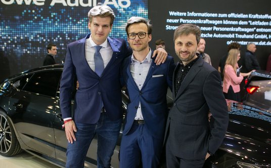"Kamil Łabanowicz, Bogusław Paruch i Parys Cybulski podczas prezentacji nowego Audi A6 w Poznaniu"