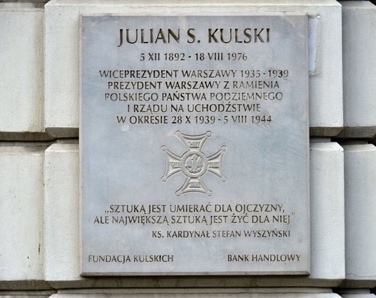 Tablica umieszczona na ścianie zrekonstruowanego Pałacu Jabłonowskich, który przed wojną i w trakcie