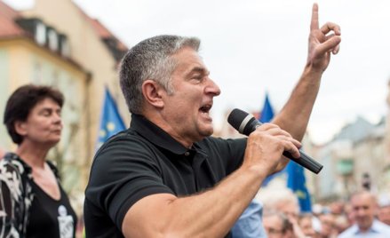 Władysław Frasyniuk podczas sobotniego protestu "Wolne Sądy - łańcuch światła" na wrocławskim Rynku