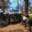 Policja przed budynkiem Trybunału Konstytucyjnego w Warszawie