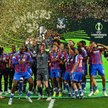 Piłkarze Crystal Palace świętują zwycięstwo w finale Lidze Konferencji