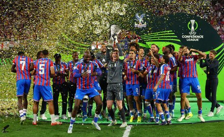 Piłkarze Crystal Palace świętują zwycięstwo w finale Lidze Konferencji