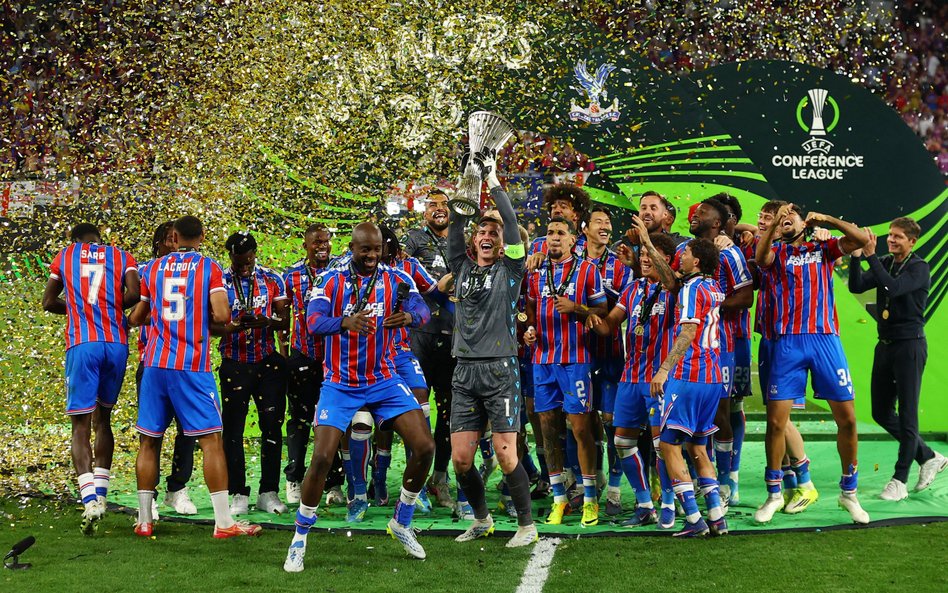 Piłkarze Crystal Palace świętują zwycięstwo w finale Lidze Konferencji