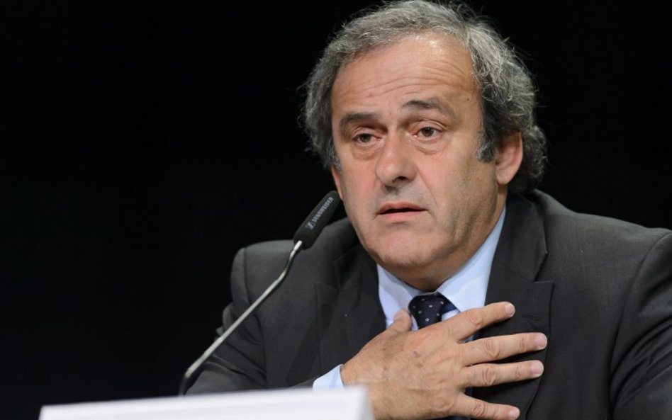 Platini się poddaje