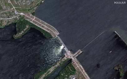 Zdjęcie satelitarne wykonane przez firmę Maxar Technologies przedstawia zniszczoną jezdnię i fragmen
