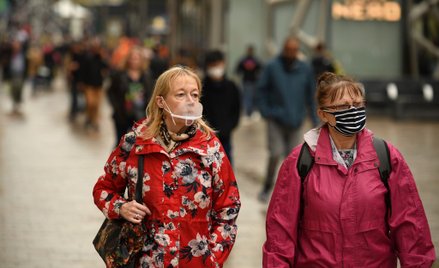 Sklepy z maseczkami podbijają centra handlowe w USA