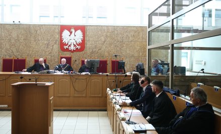 Sędzia Jacek Polański (2L) na sali rozpraw Sądu Apelacyjnego w Krakowie. Apelacja dotyczyła wyroku, 