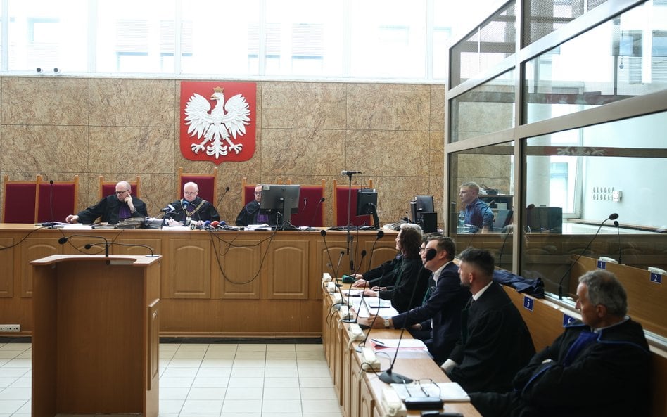 Sędzia Jacek Polański (2L) na sali rozpraw Sądu Apelacyjnego w Krakowie. Apelacja dotyczyła wyroku, 