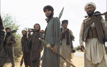 Talibowie, uzbrojeni m.in. w bazooki, w drodze na Kabul. Afganistan, 16 października 1996 r.