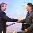 Prezes Stoczni Remontowej Shipbuilding S.A. Dariusz Jaguszewski oraz szef Agencji Uzbrojenia gen. dy