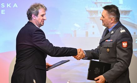 Prezes Stoczni Remontowej Shipbuilding S.A. Dariusz Jaguszewski oraz szef Agencji Uzbrojenia gen. dy