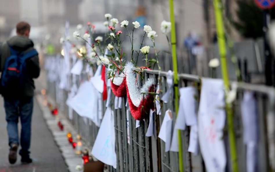 Barierki przed Sejmem – dla opozycji symbol władzy, która odgradza się od społeczeństwa – już usunię