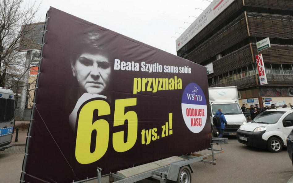 "Konwój wstydu" pod siedzibą Prawa i Sprawiedliwości