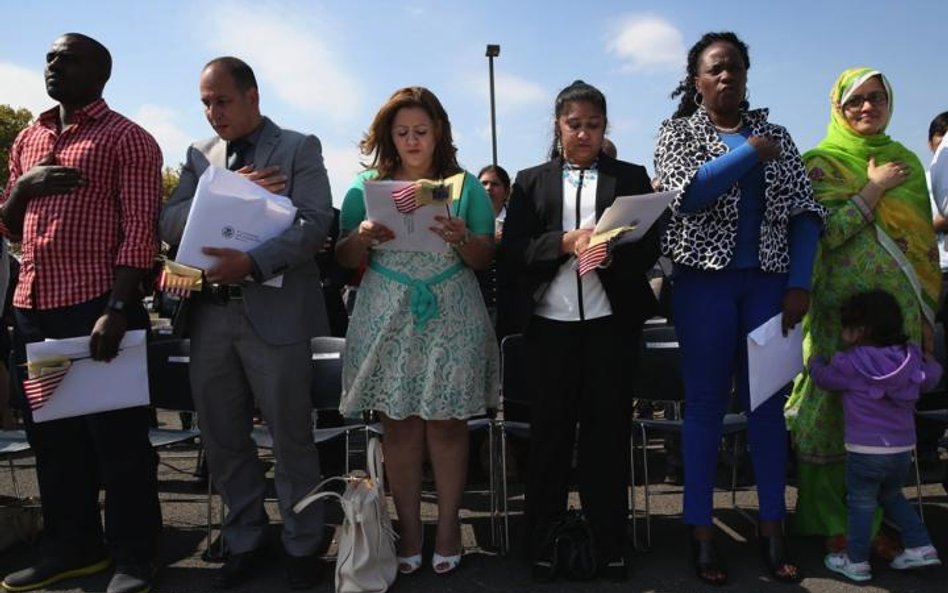 Większość nielegalnych imigrantów nie otrzyma obywatelstwa USA. Na zdjęciu ceremonia jego przyznania