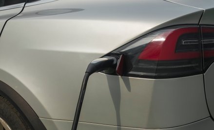 Ładowanie samochodu elektrycznego