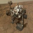 Autoportret Curiosity na marsjańskiej skale John Klein. Zdjęcie to montaż wielu obrazów