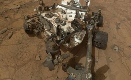 Autoportret Curiosity na marsjańskiej skale John Klein. Zdjęcie to montaż wielu obrazów