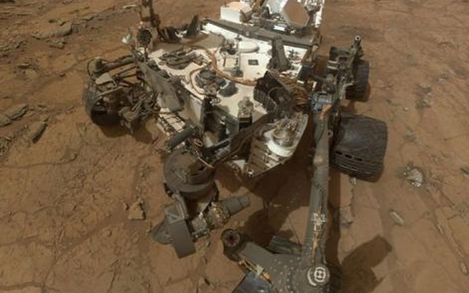 Autoportret Curiosity na marsjańskiej skale John Klein. Zdjęcie to montaż wielu obrazów