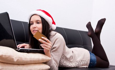 Polacy kupują prezenty przez internet. Korzystają firmy kurierskie