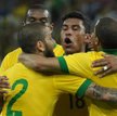 Paulinho w objęciach kolegów z reprezentacji Brazylii