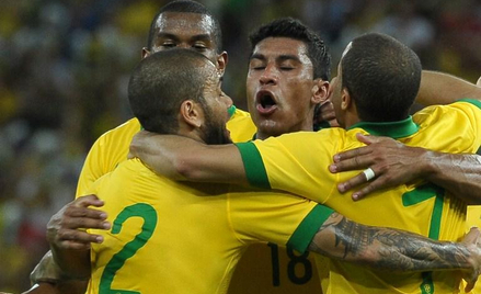Paulinho w objęciach kolegów z reprezentacji Brazylii