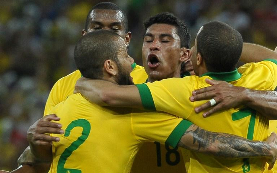 Paulinho w objęciach kolegów z reprezentacji Brazylii