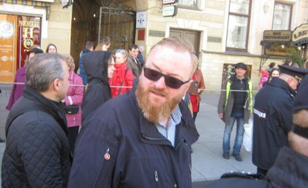 W ciemnych okularach - inicjator ustawy deputowany Witalij Miłonow