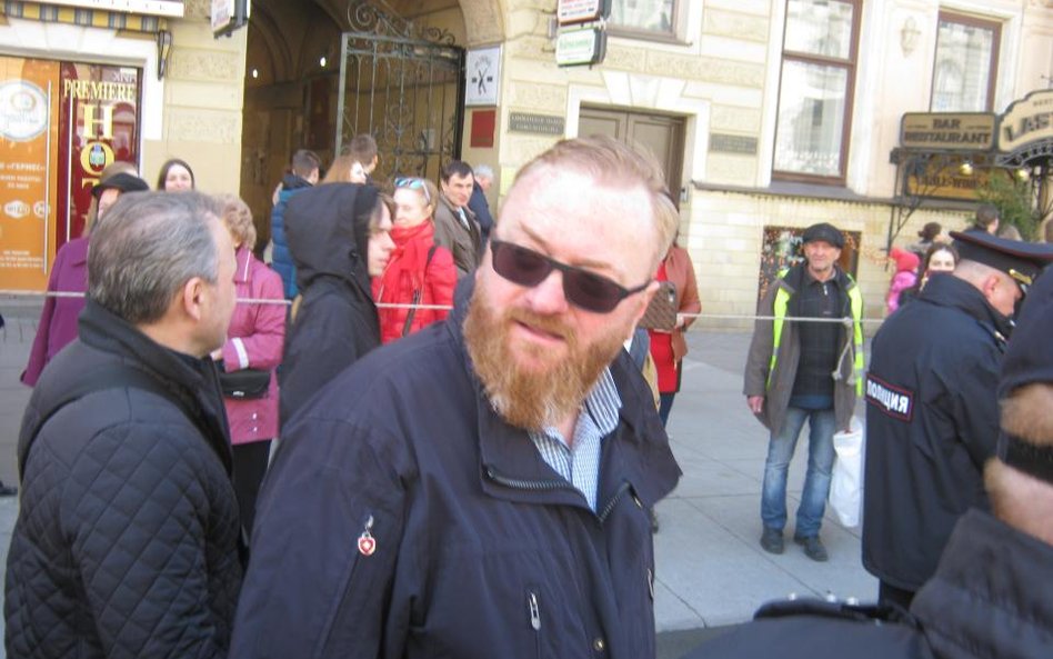 W ciemnych okularach - inicjator ustawy deputowany Witalij Miłonow