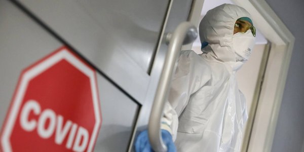 Lekarze z milionowymi kontraktami — ekspert: dyrektorzy płacą z publicznych pieniędzy bez odpowiedzialności