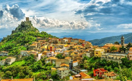 Koronawirus. Włochy: Sardynia "białą strefą". Obostrzenia złagodzone