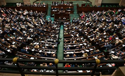 Na kogo głosowaliby Polacy, gdyby największe partie wystartowałyby w wyborach jako dwa szerokie blok