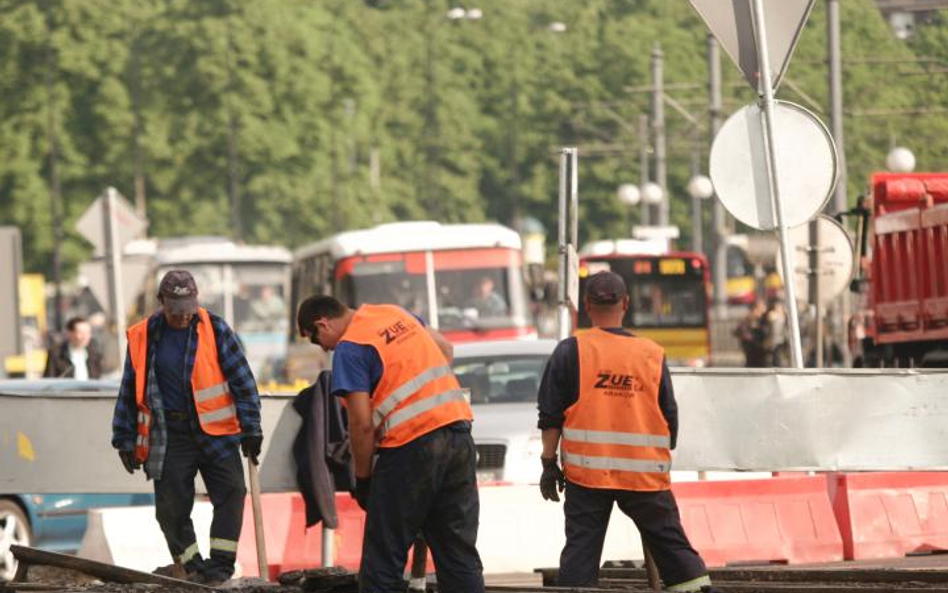 Płace nadal wyższe niż przed rokiem