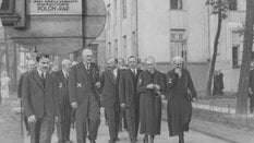 Otwarcie Instytutu Radowego 29 maja 1932 r. Pierwsza z prawej Bronisława Dłuska, obok Maria Skłodows