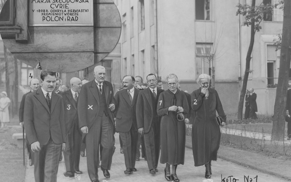 Otwarcie Instytutu Radowego 29 maja 1932 r. Pierwsza z prawej Bronisława Dłuska, obok Maria Skłodows
