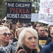 Sobotni protest przed Sejmem przeciw zaostrzaniu przepisów antyaborcyjnych zgromadził według różnych