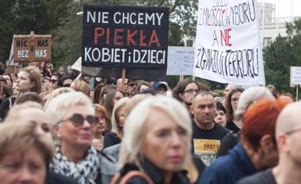 Sobotni protest przed Sejmem przeciw zaostrzaniu przepisów antyaborcyjnych zgromadził według różnych
