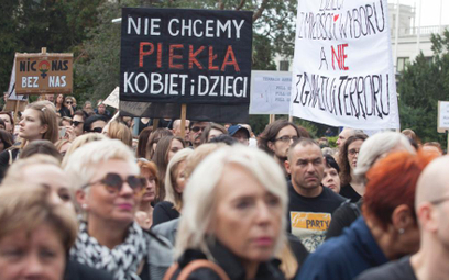 Sobotni protest przed Sejmem przeciw zaostrzaniu przepisów antyaborcyjnych zgromadził według różnych