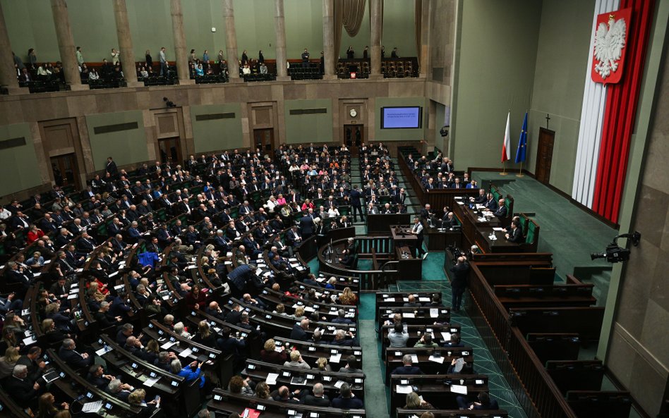 Sondaż. Koalicja Obywatelska przed Prawem i Sprawiedliwością, Konfederacja ucieka Konfederacji