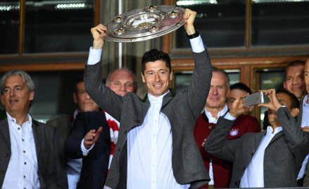 Robert Lewandowski ze srebrną mistrzowską paterą.