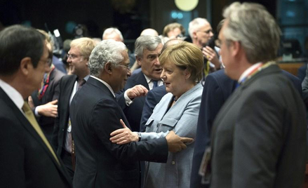Kanclerz Angela Merkel rozmawia w kuluarach szczytu z premierem Portugalii António Costą