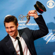 Scott Clifton ze statuetką Daytime Emmy