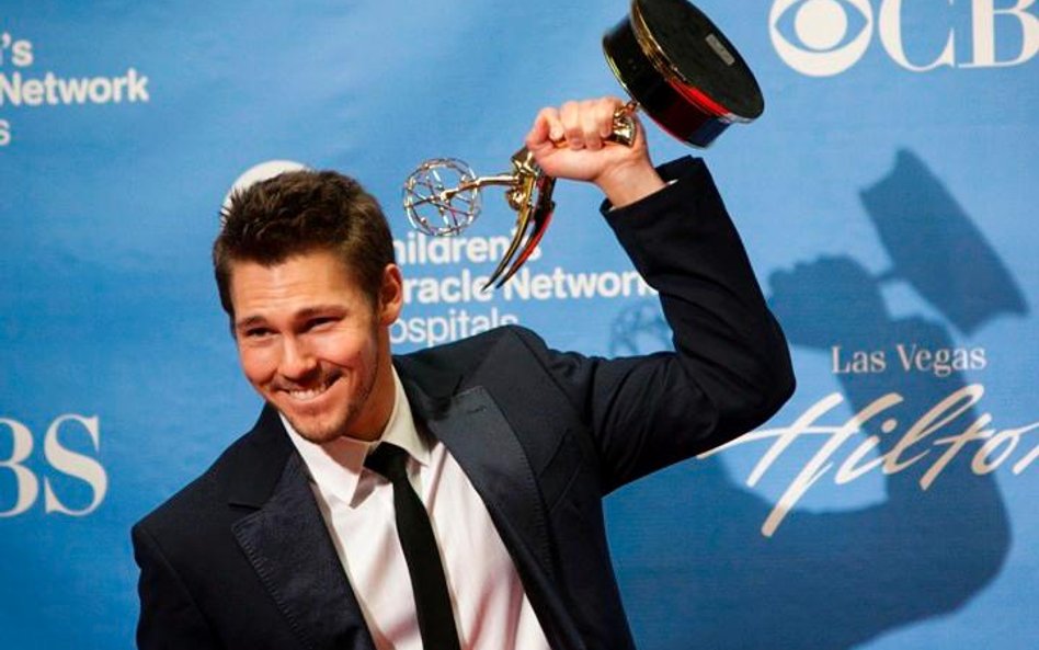 Scott Clifton ze statuetką Daytime Emmy