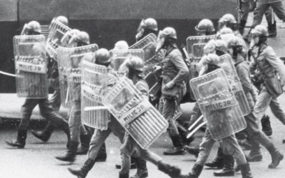 Warszawski Nowy Świat – 1982 rok. Demonstracja Solidarności rozpędzana przez funkcjonariuszy milicji