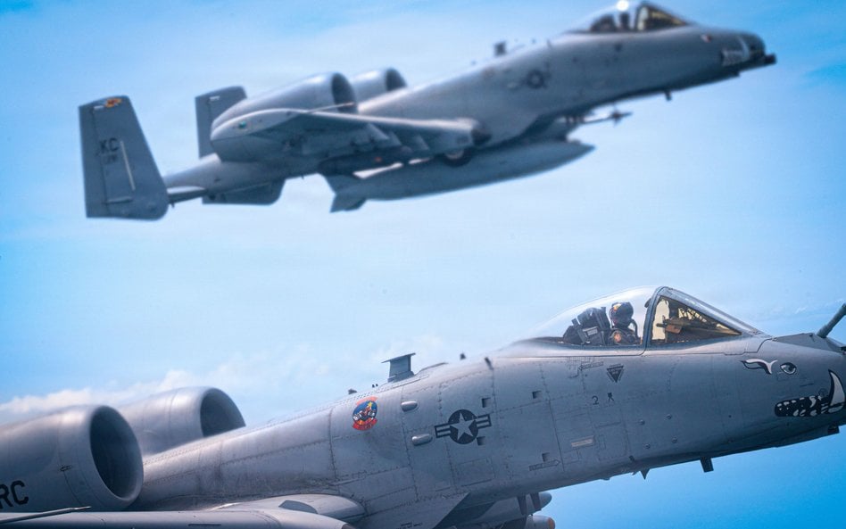 Samoloty A-10 Thunderbolt II Sił Powietrznych podczas szkolenia lotników w bazie w St. Joseph w Miss