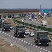 Konwój pojazdów wojskowych bez tablic rejestracyjnych ani oznaczeń państwowych na autostradzie w pob