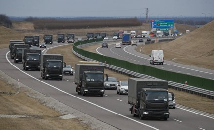 Konwój pojazdów wojskowych bez tablic rejestracyjnych ani oznaczeń państwowych na autostradzie w pob