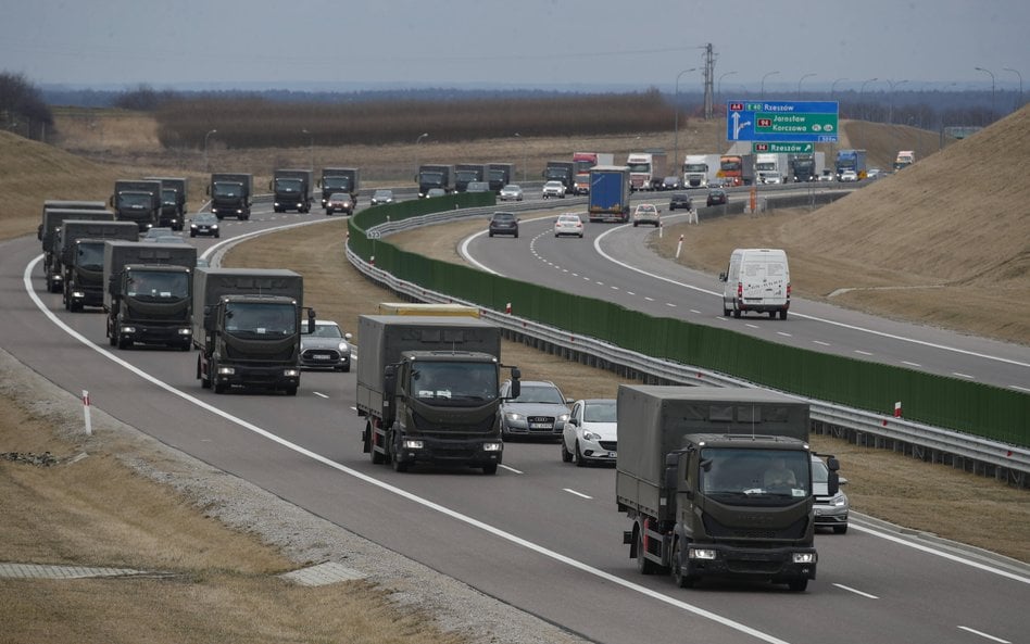 Konwój pojazdów wojskowych bez tablic rejestracyjnych ani oznaczeń państwowych na autostradzie w pob