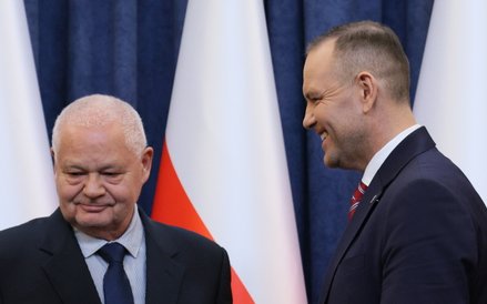 Prezydent RP Karol Nawrocki (P) i prezes Narodowego Banku Polskiego Adam Glapiński (L) podczas konfe