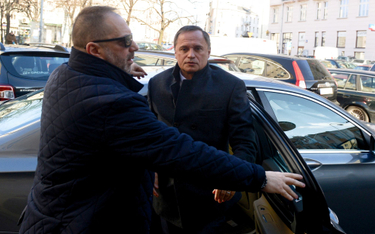 Prokuratura dotąd nie przedstawiła Leszkowi Czarneckiemu żadnych zarzutów, bo przebywa on poza kraje