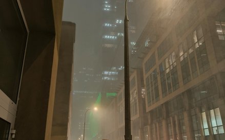 Widok z wąwozu ulicy Pańskiej na nowoczesne biurowce